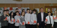 ГЛАВНЫЙ ДОКУМЕНТ – В ГЛАВНЫЙ ДЕНЬ: ВРУЧЕНИЕ ПАСПОРТОВ И УЧАСТИЕ В ЮБИЛЕЙНОЙ ОНЛАЙН-АКЦИИ НА ЗНАНИЕ КОНСТИТУЦИИ РФ - Десногорская библиотека
